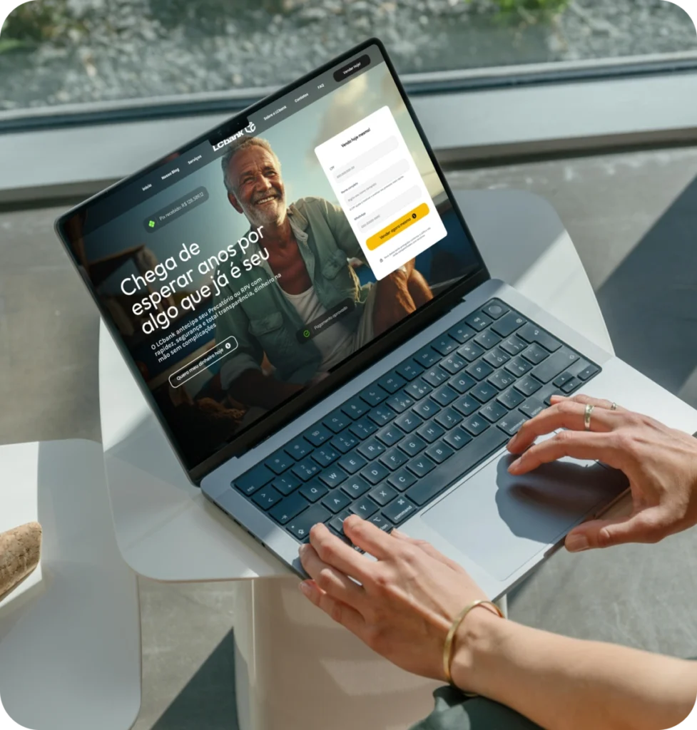 Laptop com site do L&Bank aberto, com homem sorrindo e texto sobre segurança financeira